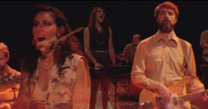 musique band groupe basse batterie synthetiseurs guitare elecrique scène live rhizomes rock indie scène photo multi exposition